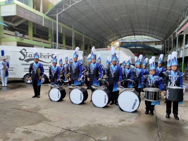 ตัดชุดวงโยธวาทิตกับ MARCHING SHOW BAND ทำไมต้องเลือก MARCHING SHOW BAND : ดีที่สุด: เรามีทีมช่างผู้เชี่ยวชาญและมีประสบการณ์มากมายในการตัดชุดวงโยธวาทิต ประหยัด: เรามีราคาที่แข่งขันได้และเสนอใบเสนอราคาฟรีก่อนเริ่มตัดชุด คุ้มค่า: เราใช้วัสดุคุณภาพสูงและตัดเย็บอย่างประณีต ตรงแบบ: เรารับตัดชุดตามแบบที่คุณต้องการ รวดเร็ว: เราสามารถตัดชุดให้เสร็จได้ภายในระยะเวลาอันสั้น ทันเวลา: เราเข้าใจว่าชุดวงโยธวาทิตมีความสำคัญต่อวงดนตรีของคุณ ดังนั้นเราจึงพยายามอย่างเต็มที่เพื่อให้ชุดของคุณเสร็จทันเวลา